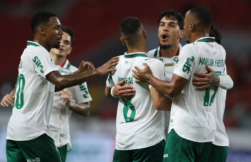Palmeiras vence, assume a liderança do Brasileirão e empurra o Inter para o Z4