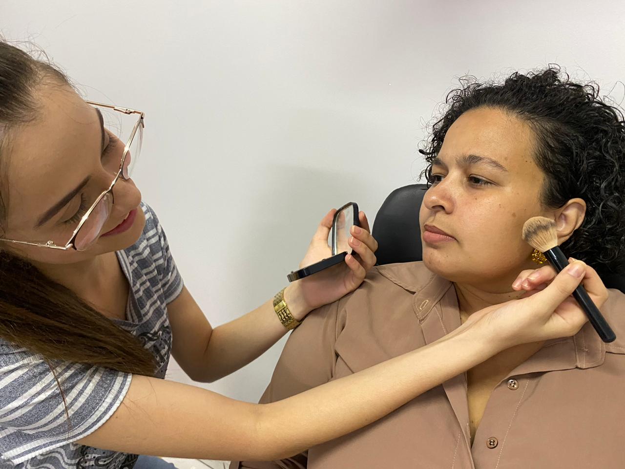 AÇÃO: Unesc homenageia mulheres acadêmicas com música e “momento beleza”