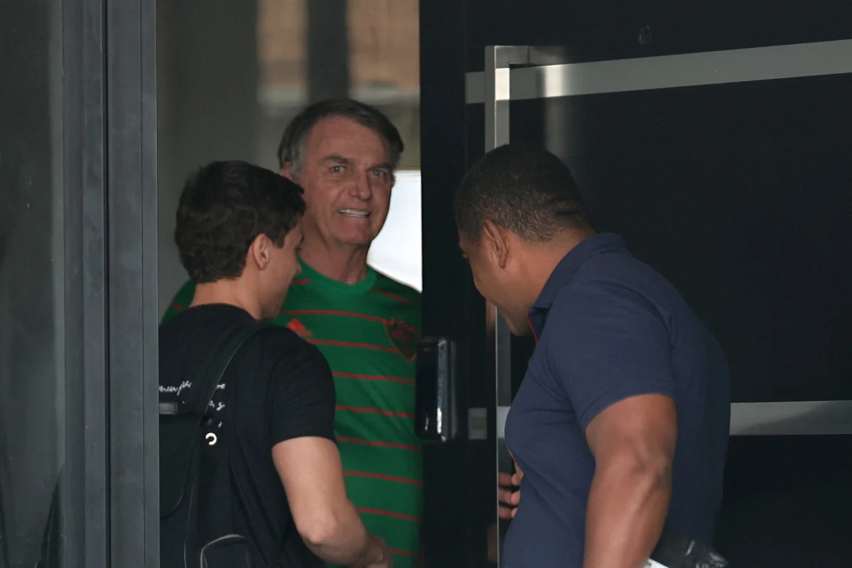 Defesa de Bolsonaro diz que ficou sabendo de fala de Eduardo sobre suposto acesso a vídeo pela intimação de Moraes
