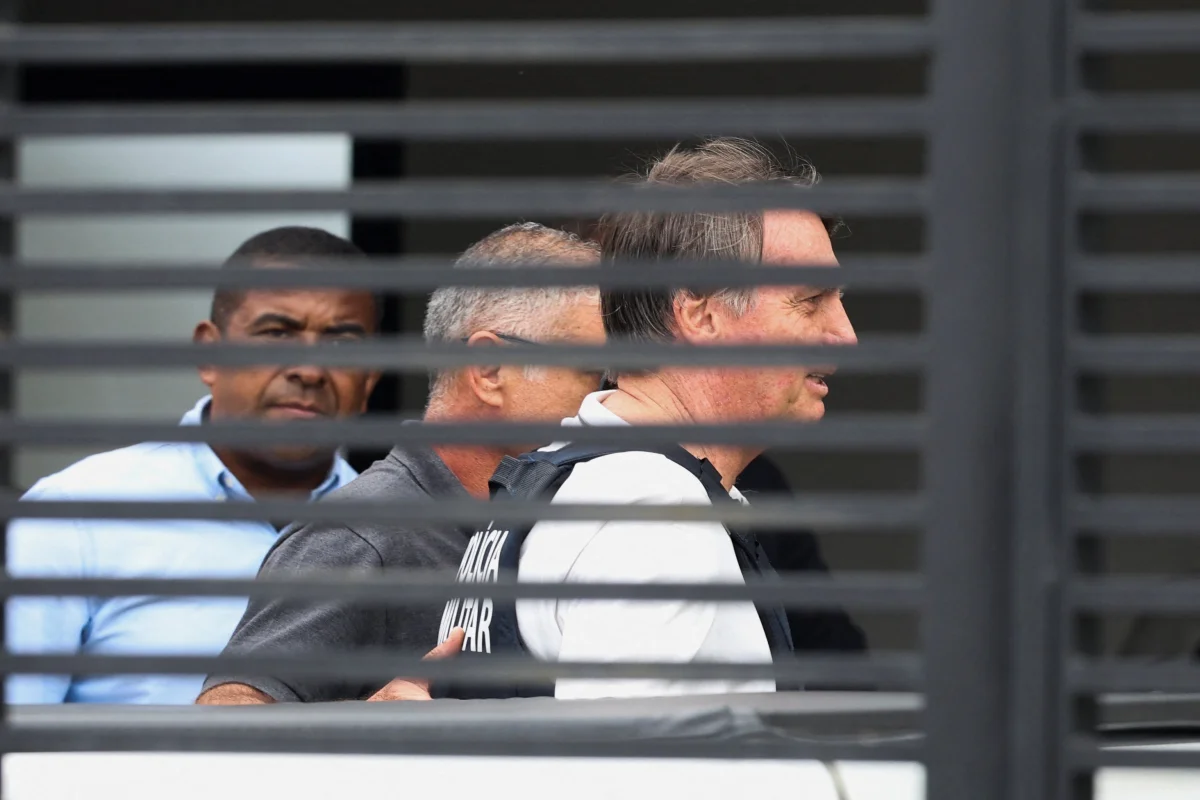 Moraes nega pedido da defesa de Bolsonaro para ‘livre acesso’ de filhos à casa do ex-presidente durante prisão domiciliar