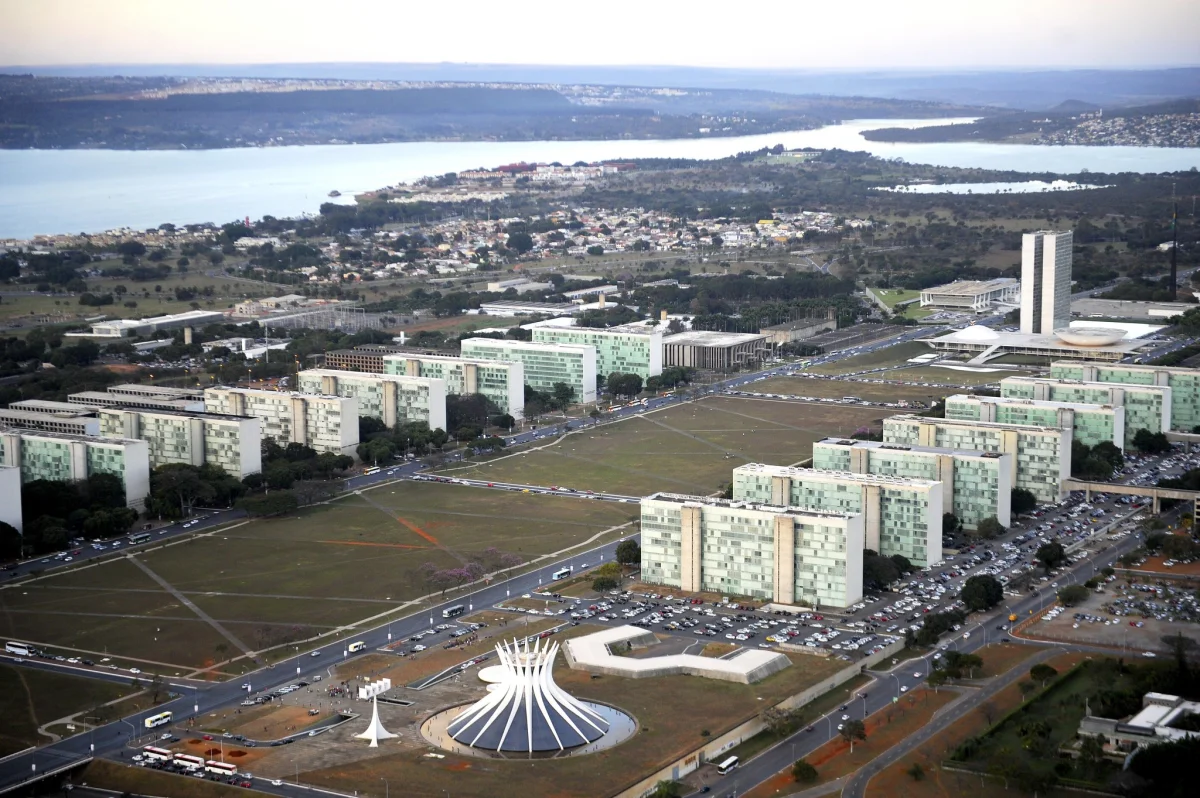 Lula sanciona projeto que reestrutura carreiras federais e cria 13 mil novos cargos para professores