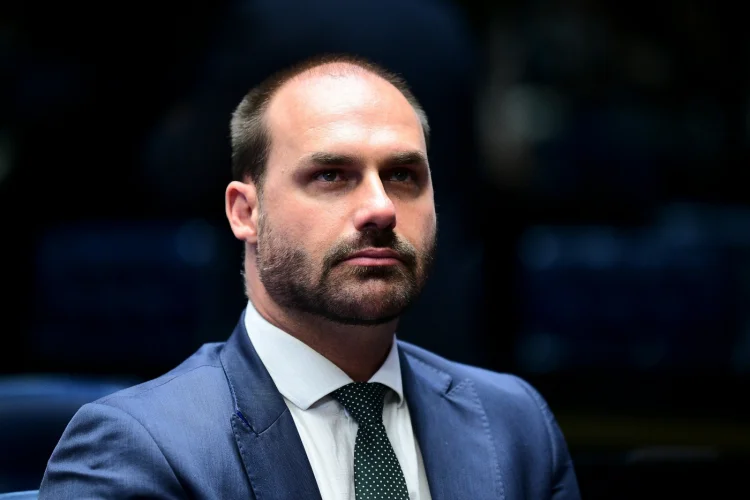 Moraes marca interrogatório de Eduardo Bolsonaro para 14 de abril