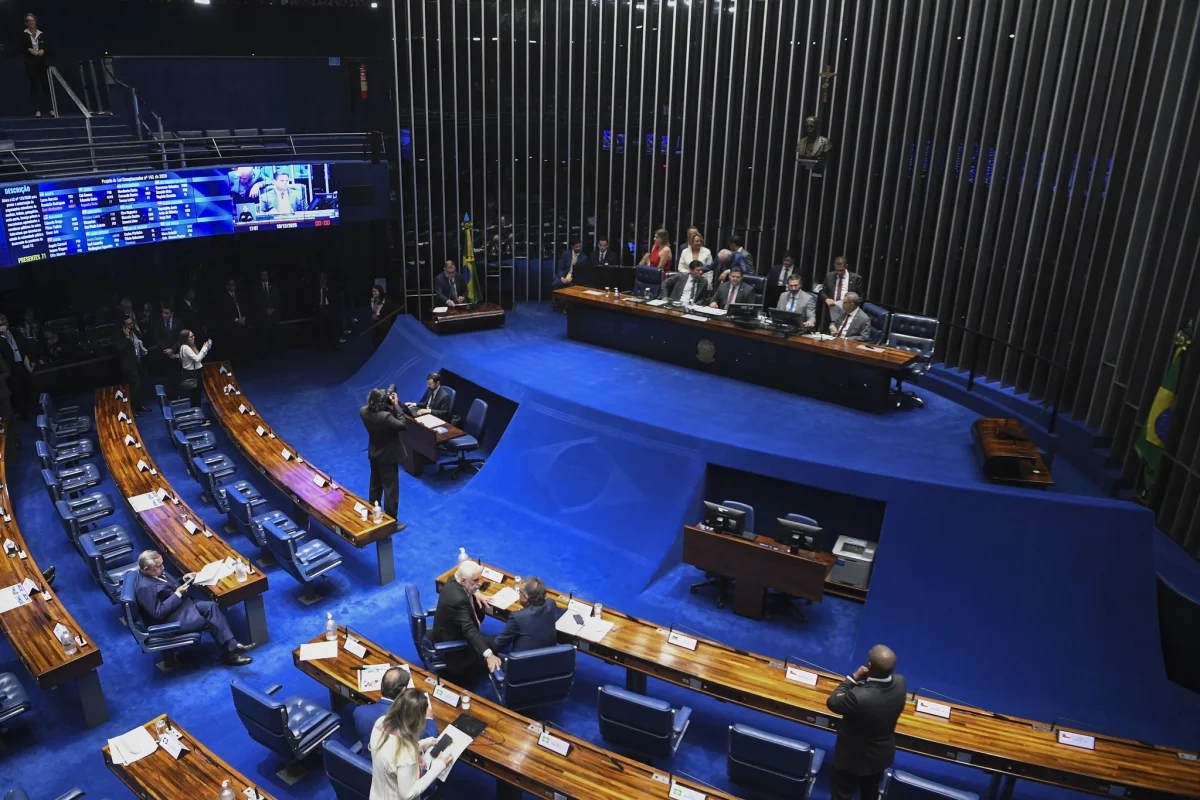 Senado aprova MP que reajusta salário de polícia e bombeiros do DF; aumentos chegam a 28,4%