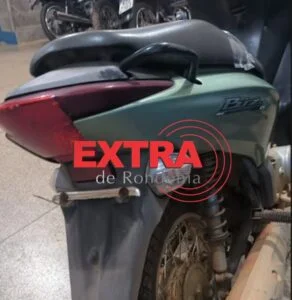 Moto roubada é encontrada escondida em meio ao matagal em residência abandonada em Vilhena