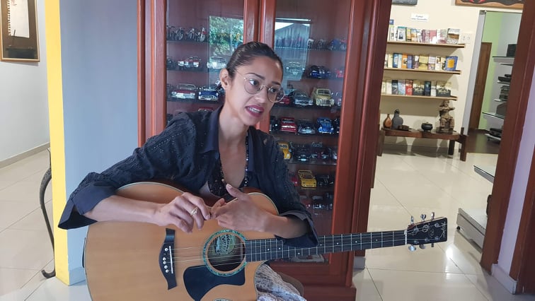 PORTO VELHO: Cantora mostra seu trabalho nas ruas de Porto Velho