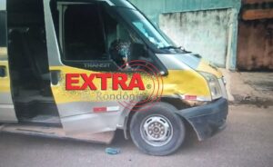 Motociclista inabilitado bate em van escolar e sofre graves ferimentos em Vilhena