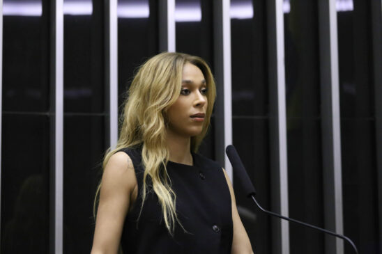 Partido Novo protocola pedido de cassação contra Erika Hilton por ‘misoginia’