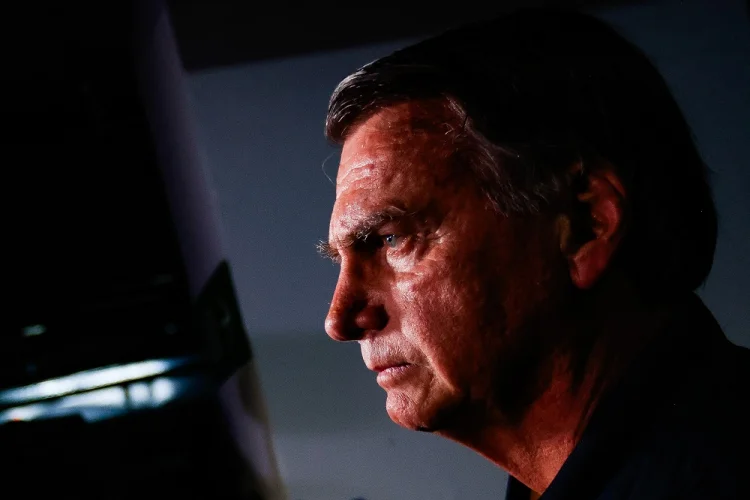 Defesa nega que Bolsonaro usou celular para se comunicar com Eduardo
