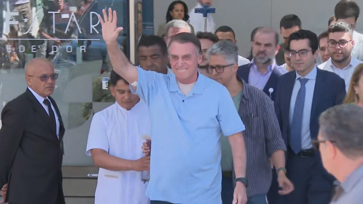 É #FAKE que vídeo mostre Bolsonaro acenando ao sair de hospital em março de 2026; imagens são do ano passado