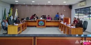 Adiamento e silêncio de vereadora levantam suspeitas de manobra para favorecer ex-prefeito, apesar de alerta do atual gestor sobre riscos a Colorado