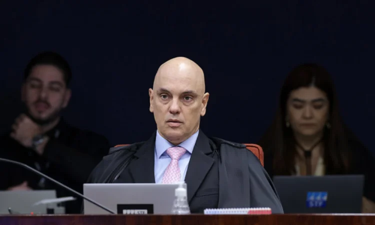 Moraes analisa se Jair Bolsonaro descumpriu medida cautelar