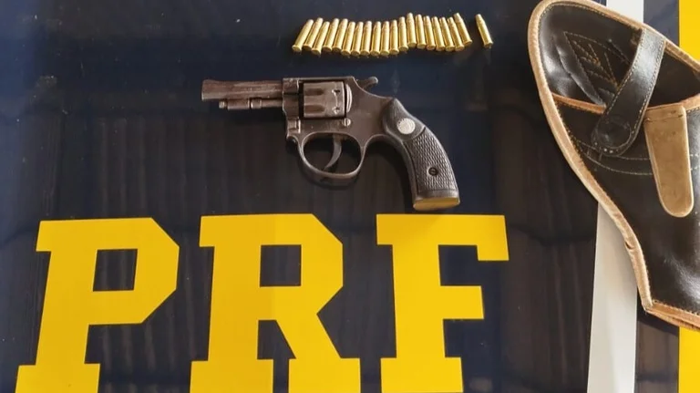 PRF prende homem com revólver e munições na BR-364 em Pimenta Bueno