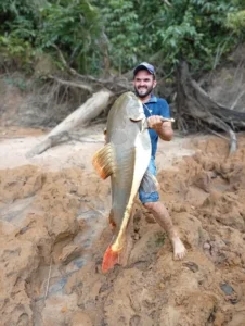 Pescador fisga pirarara de 1,40 metro que pode ser a maior já pescada no rio Jaru