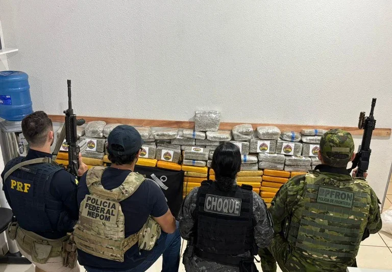 PF apreende 400 kg drogas e arma de fogo e prende suspeitos no Rio Madeira