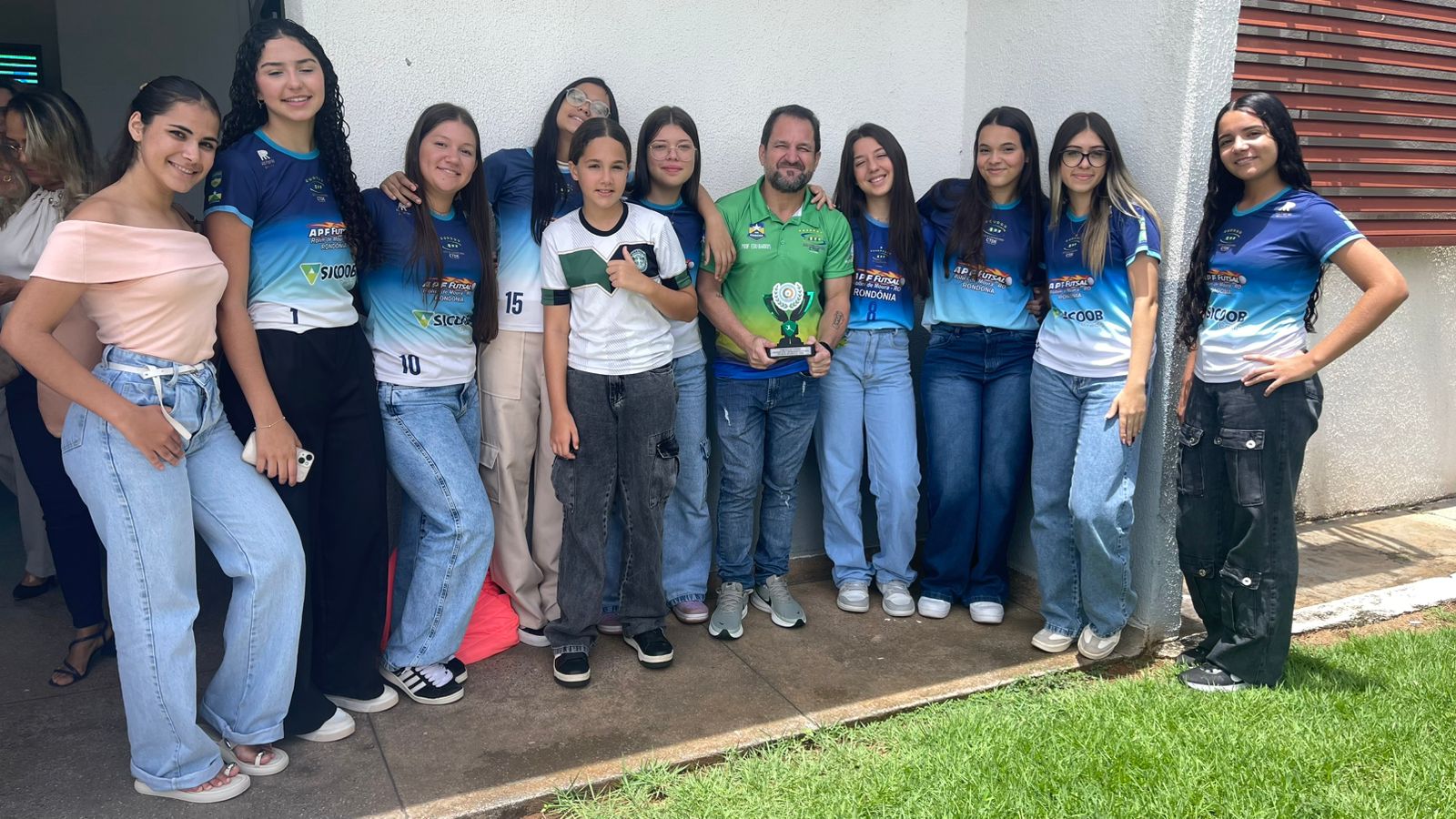 Rolim de Moura Esporte Clube homenageia professor Edu Barros por revelar talentos do futebol feminino