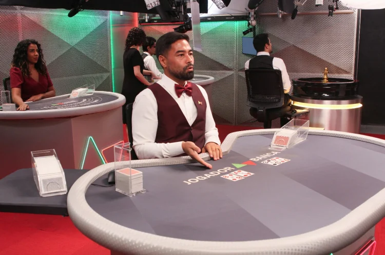 Influenciador assume papel de crupiê em ação inédita de cassino ao vivo no Brasil