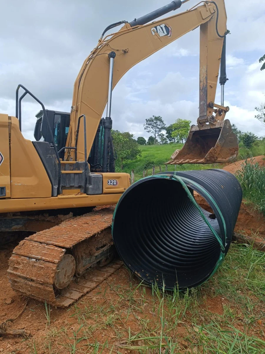 PREFEITURA MUNICIPAL DE NOVA BRASILÂNDIA DO OESTE E SECRETARIA MUNICIPAL DE OBRAS CONTINUAM TRABALHANDO NA ÁREA RURAL DO MUNICÍPIO PARA GARANTIR A TRAFEGABILIDADE