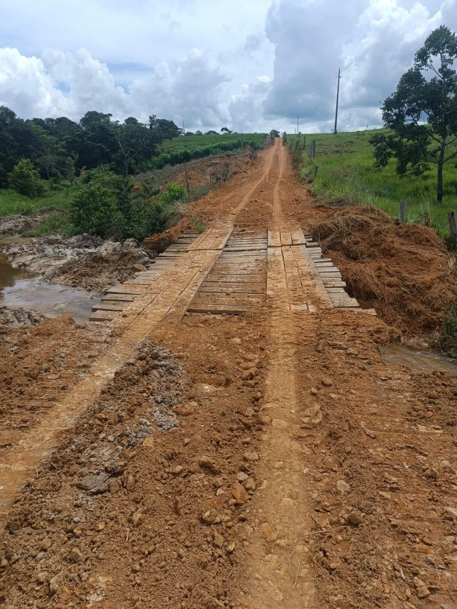 SECRETARIA DE OBRAS DE NOVA BRASILÂNDIA DO OESTE RECUPERA PONTE NA LINHA 17 NORTE