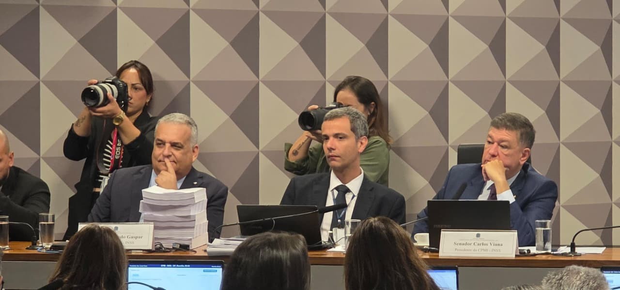CPMI do INSS: relator pede indiciamento de mais de 200 pessoas, incluindo ‘Lulinha’ e ex-ministros de Lula e Bolsonaro