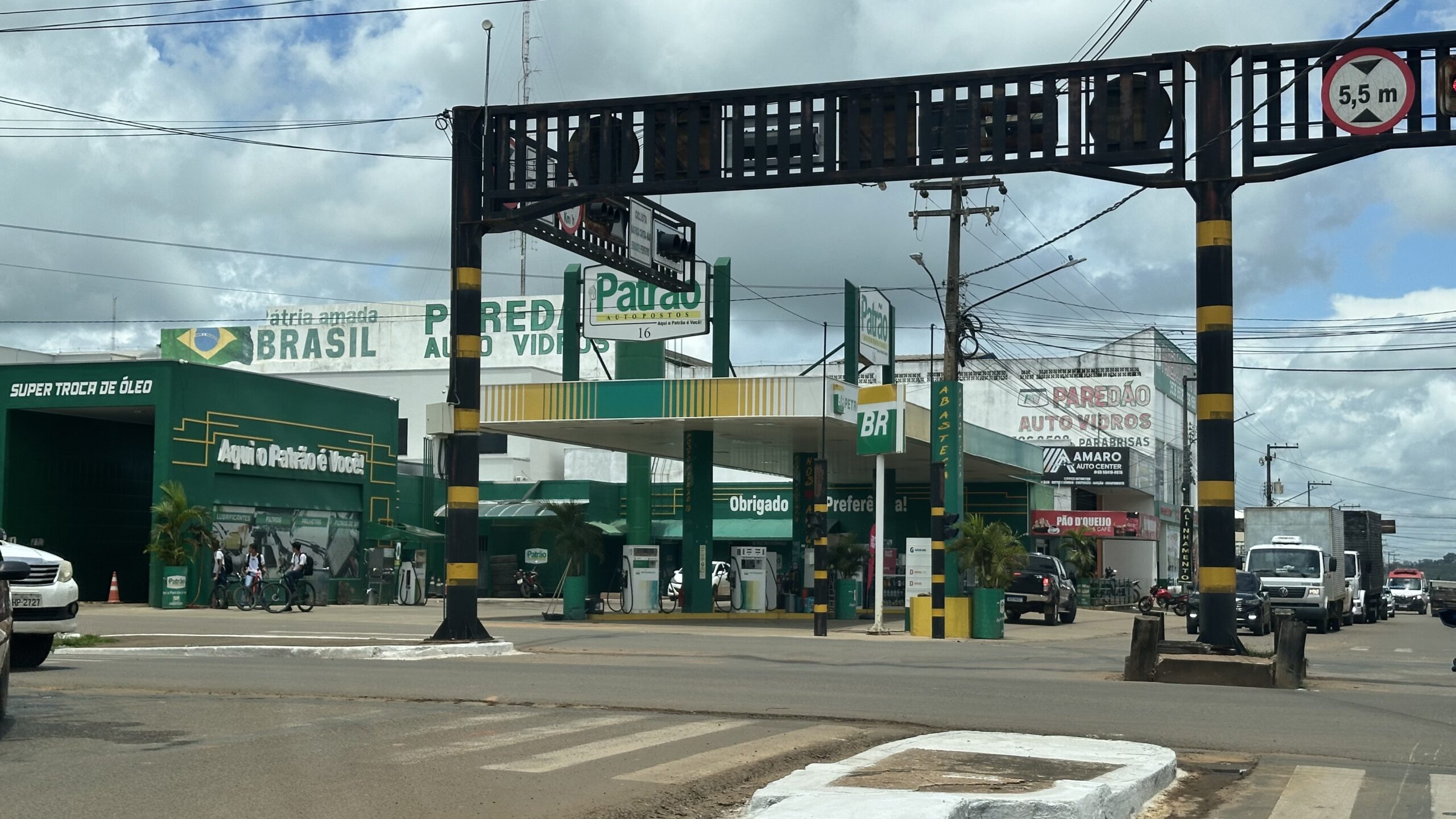 Frentista é baleado com sete tiros enquanto trabalhava em posto de combustíveis em Ariquemes, RO