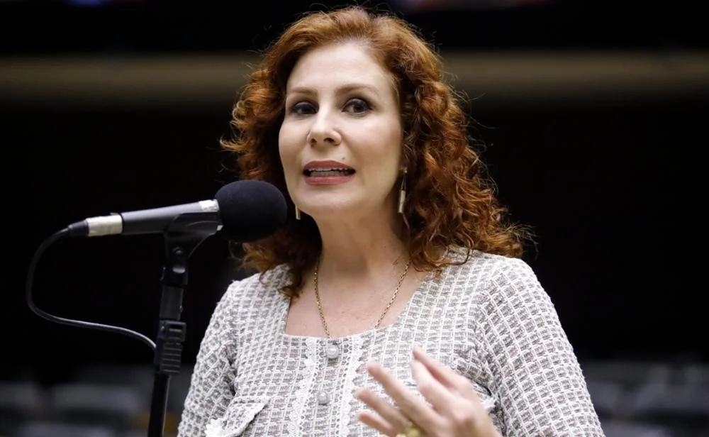 Defesa de Carla Zambelli recorre ao pedido de extradição na Itália; o que acontece agora?