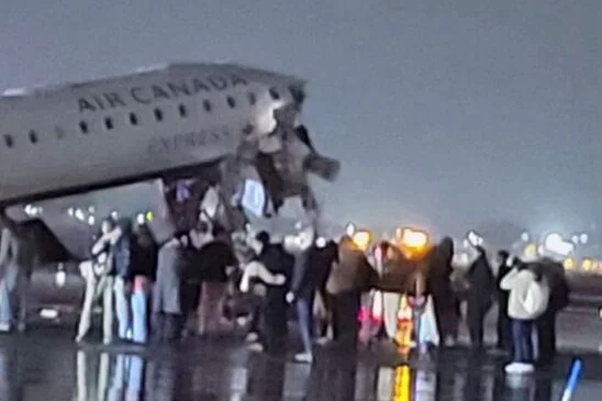 Acidente entre avião da Air Canada e caminhão de bombeiros deixa mortos e feridos em Nova York