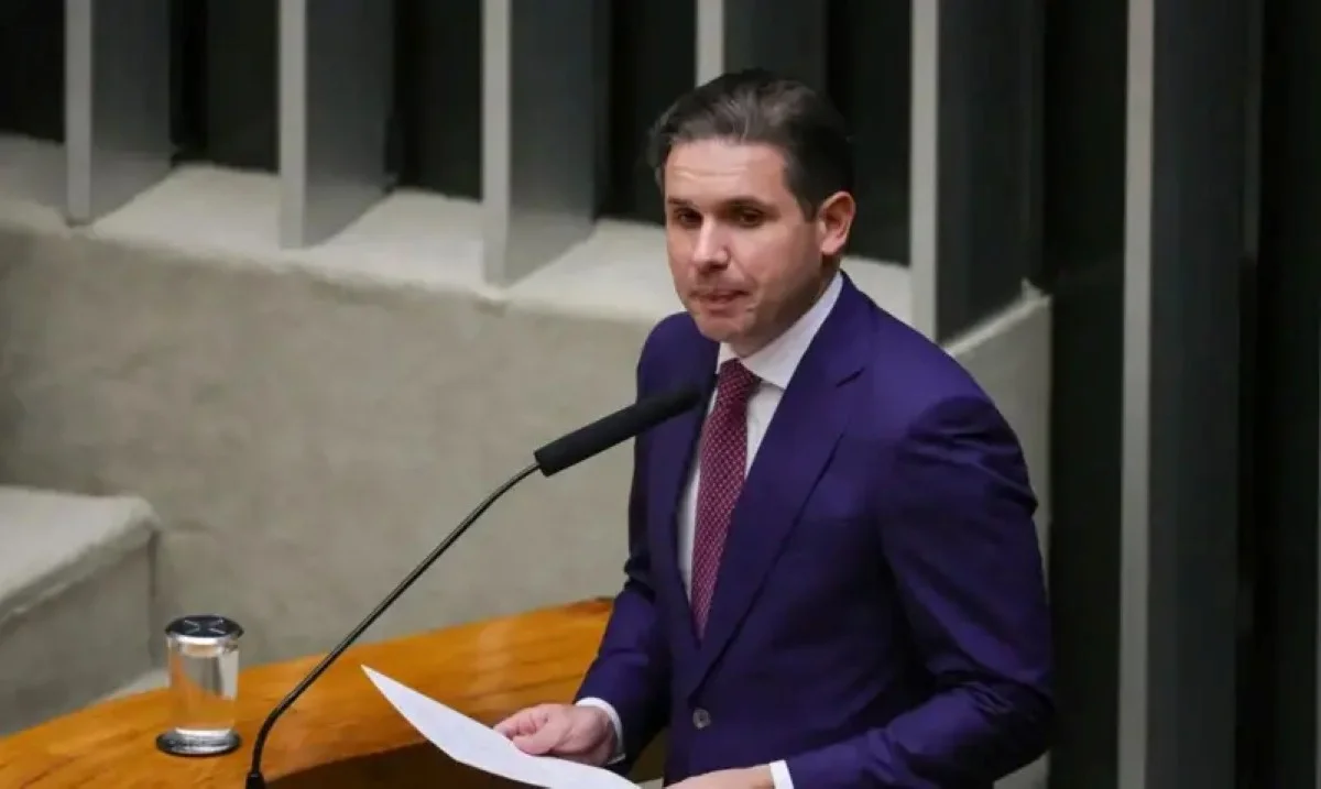 Escala 6x1: CNI entrega manifesto a Hugo Motta contra mudanças na jornada de trabalho
