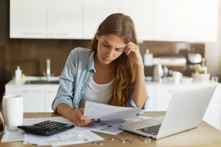 Dois em cada três brasileiros têm dívidas e 27% vivem no limite do orçamento, diz Datafolha