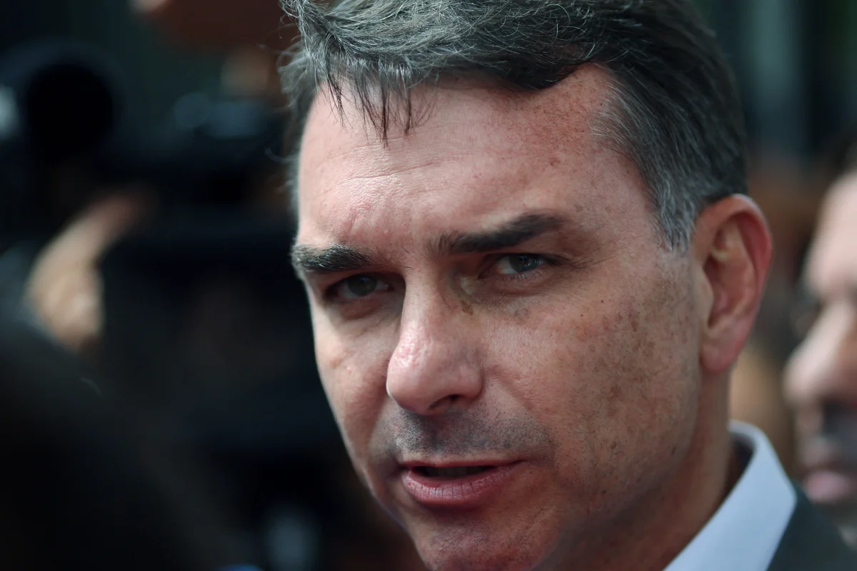 Os esqueletos do PL do Rio que assombram Flávio Bolsonaro