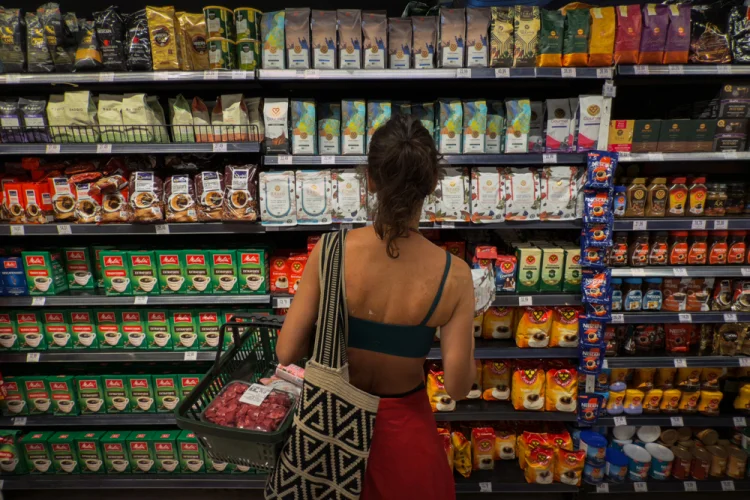Inflação sobe a 0,88% em março, puxada por transportes e alimentação
