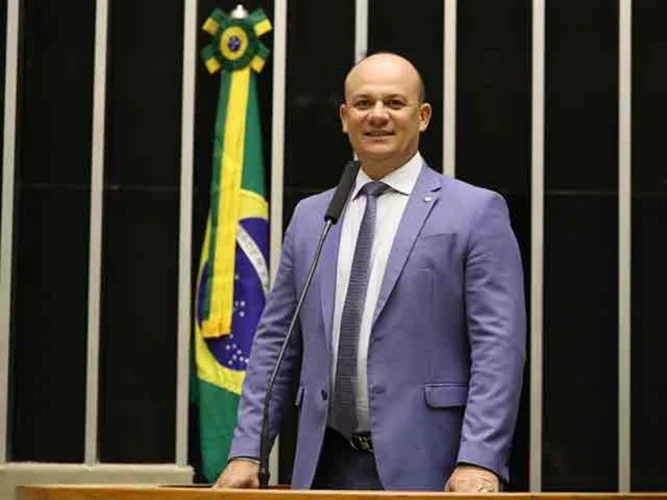 ‘País mais respeitado no crime’: líder da oposição protocola moção contra Lula