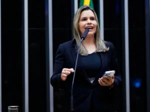 PL cogita deputada mais votada do NE para vice de Flávio Bolsonaro
