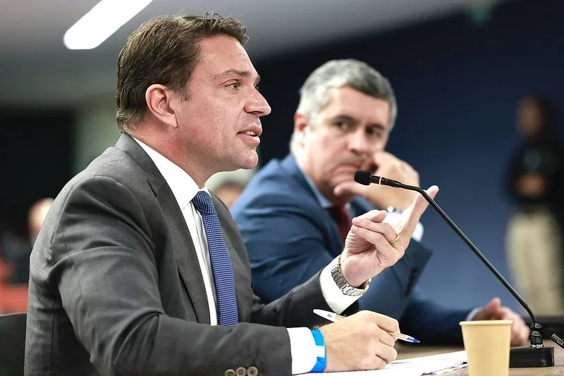 Delegado brasileiro que atua no ICE contribuiu para prisão de Ramagem nos EUA, diz PF