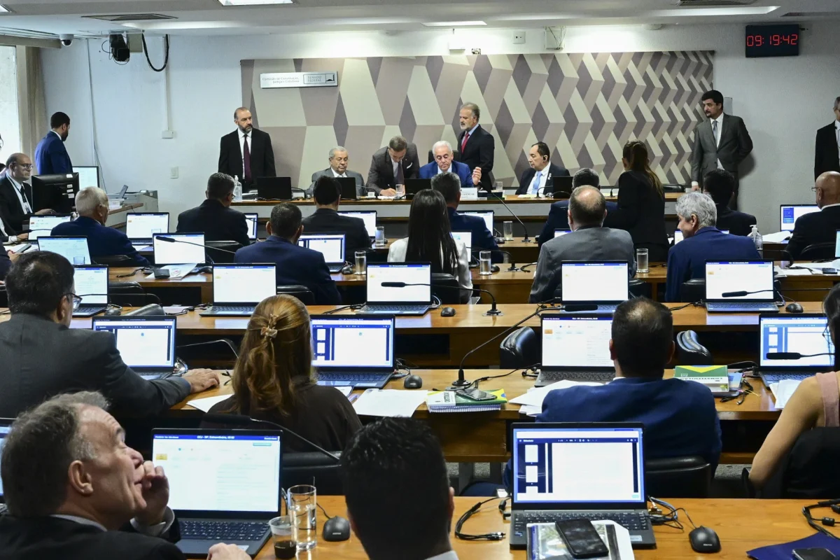CCJ do Senado pode votar PEC do fim da aposentadoria compulsória nesta quarta