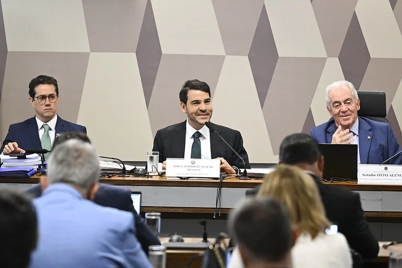 Comissão do Senado aprova por Jorge Messias para o STF por 16 a 11; decisão final cabe ao plenário