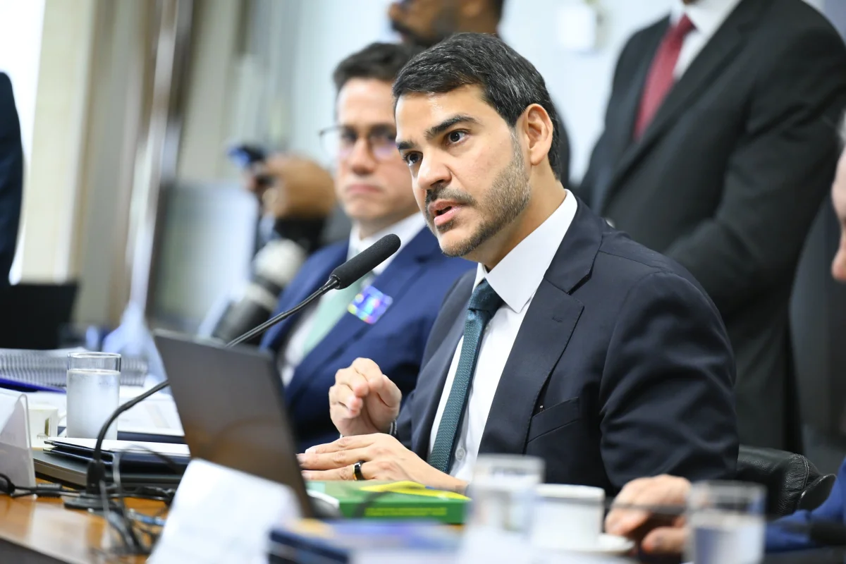 Senador questiona idade de Messias e de outros indicados 'jovens' ao STF