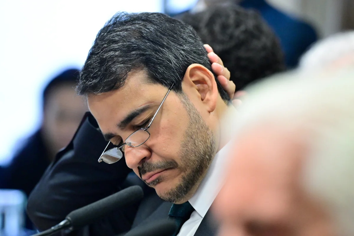É #FAKE foto de Jorge Messias chorando em carro após rejeição no Senado; trata-se de montagem