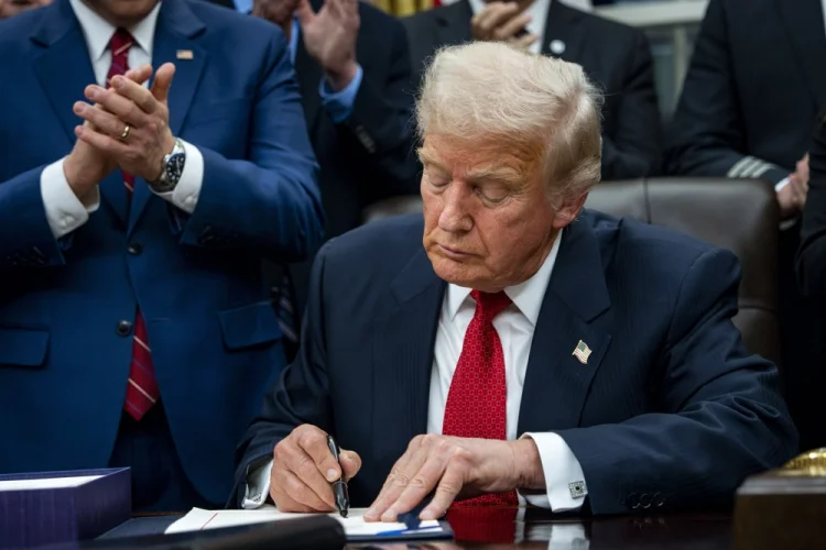 Trump diz que derrubada de jato dos EUA não afetará negociações com o Irã