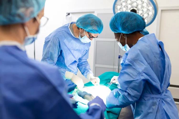 Hipotensão intraoperatória é fator crítico em complicações pós-cirúrgicas