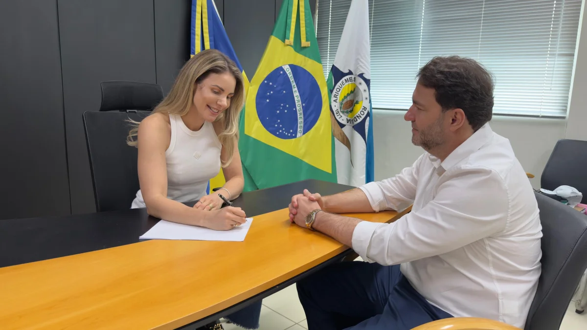 Deputado Alex Redano garante ônibus semileito de R$ 2,6 milhões ao município de Ariquemes Deputado Alex Redano garante ônibus semileito de R$ 2,6 milhões ao município de Ariquemes