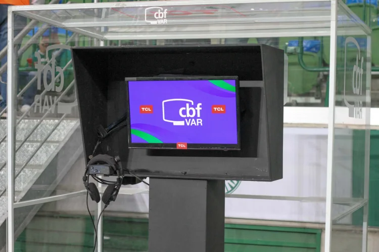 Puxão de Cabelo × Mão na Genitália: o VAR está mudando o futebol