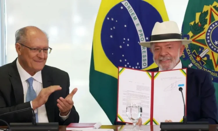 Lula oficializa acordo UE-Mercosul, que passa a vigorar em 1º de maio
