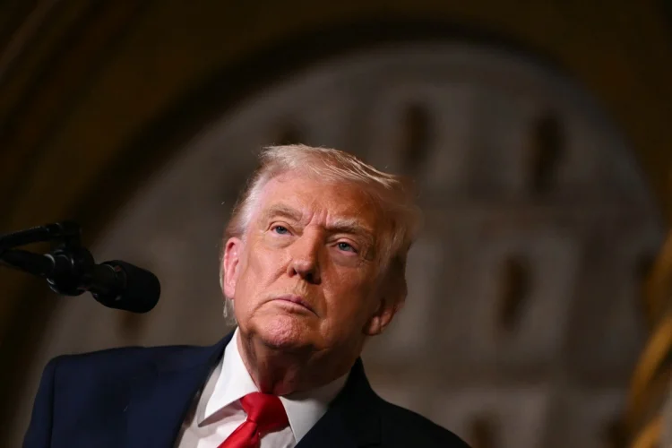 Juiz dos EUA suspende decisão de Trump sobre raça em universidades