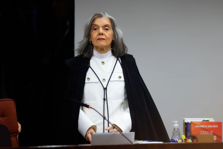 Carmém Lúcia relata apelos da família para sair do STF devido ao machismo