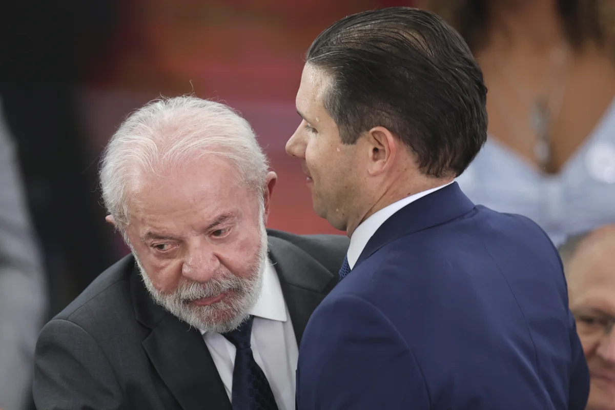 Motta diz que governo avaliou mal texto de projeto dos apps; Lula defende regulamentação em discurso na Espanha