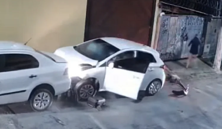 Homem persegue, atropela e arrasta ex-namorada em moto em São Paulo
