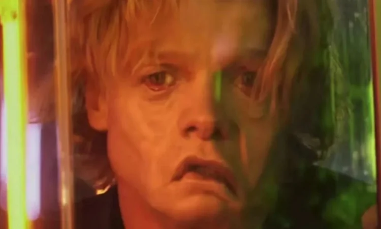 Cara-De-Barro ganha trailer perturbador e revela o filme mais sombrio da DC até agora