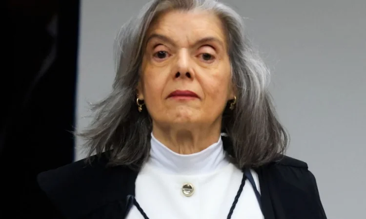 Cármen Lúcia antecipa transição de comando no TSE para Nunes Marques