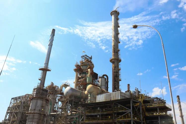 Governo envia proposta para reduzir impostos sobre combustíveis após receita extra do petróleo