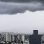 Chegada de frente fria no litoral deve causar chuva e queda de temperatura em SP